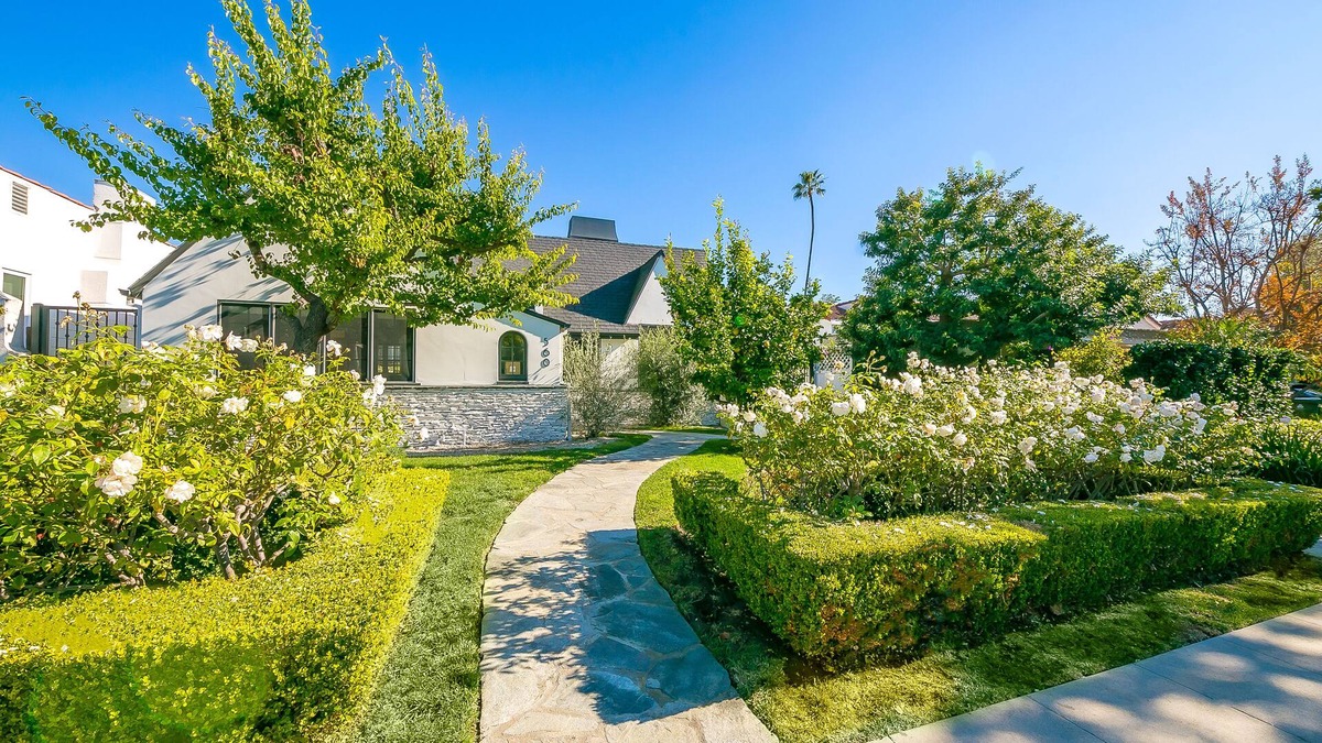 Greater Wilshire - Hancock Park House | Lovely historic getaway with a firepit, free WiFi, & spacious layout