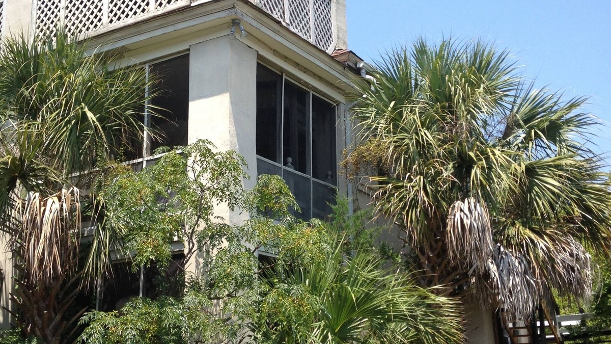 Sullivan's Island House | Lovely Historic Home on Sullivan's Island - Beach 100 Yds, Excellent Pricing.