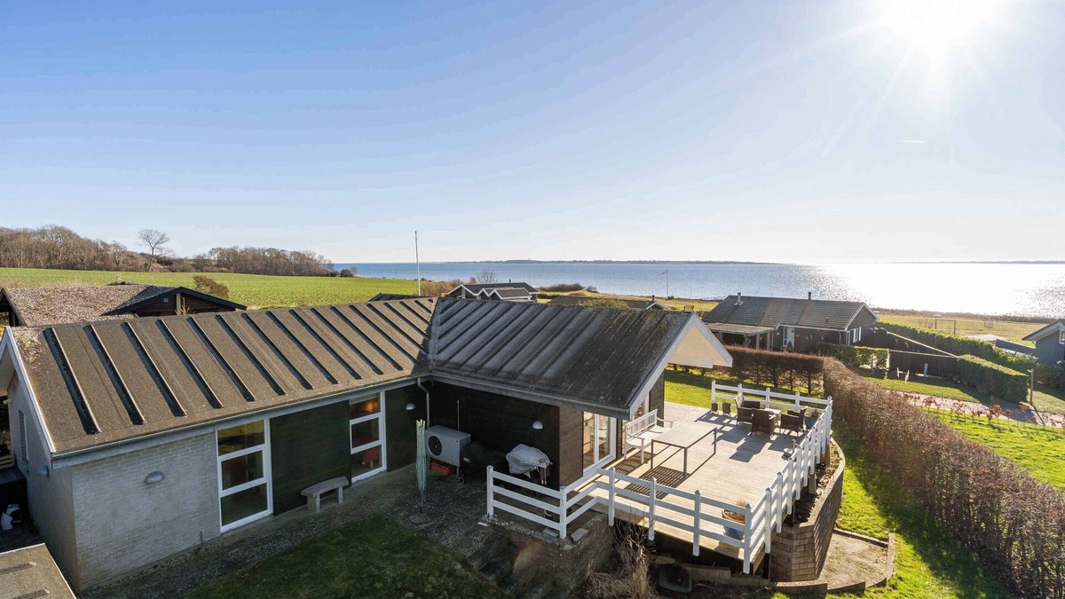 Bøjden House | Lovely holiday home with sea view