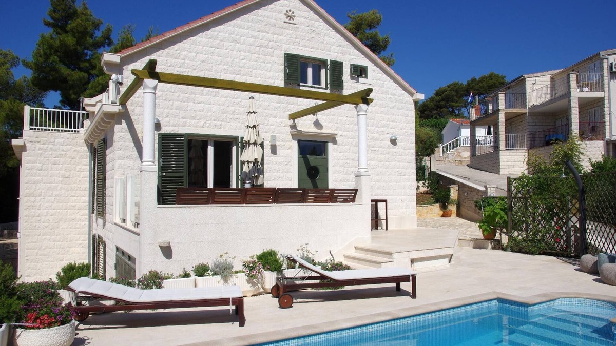 Sumartin House | Lovely Holiday House with Private Pool