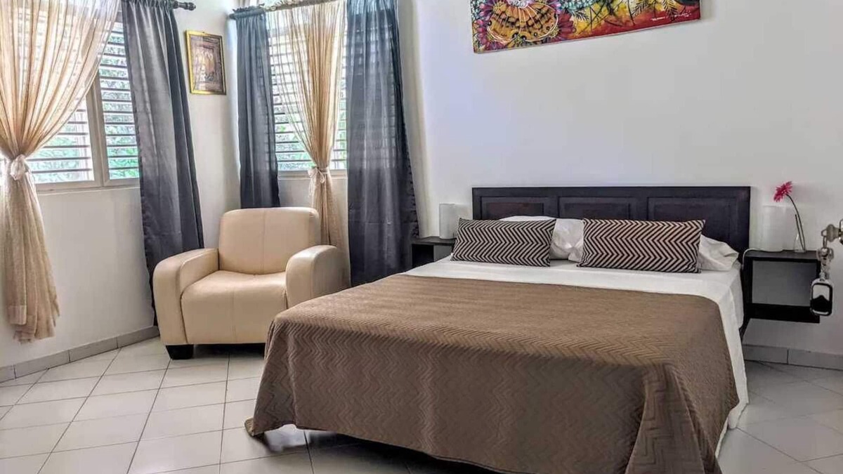 Sosua House | Lovely Holiday Room/Bath in Villa +tropical garden