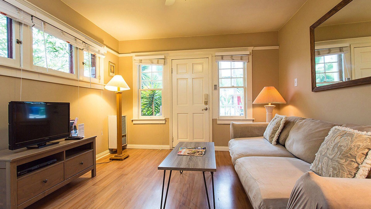 Hollywood Apartment | Lovely Hollywood Retreat with Porch & Garden