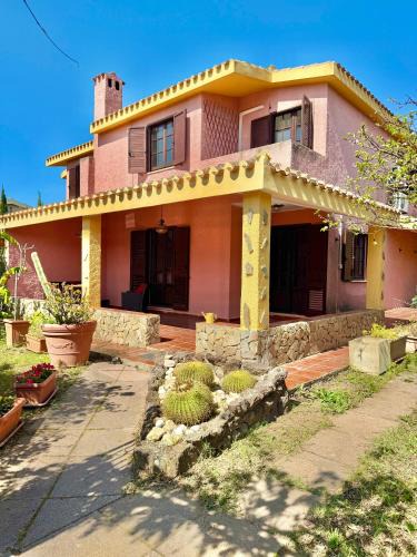 Capitana Villa | Lovely home 5 min walk to the beach, 3 bedrooms ample outdoor relax and WIFI
