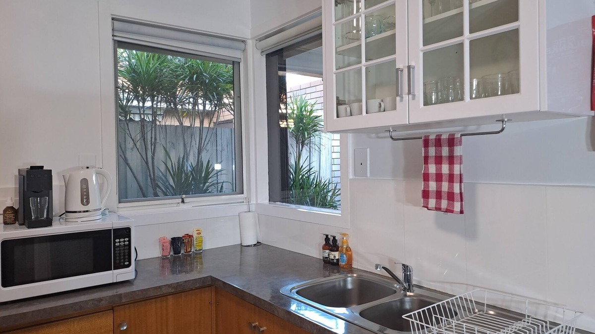 Murrumbeena House | Lovely home away from home, double garage for 2 cars.