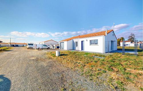 Les Magnils House | Lovely Home In Les Magnils-Reigniers