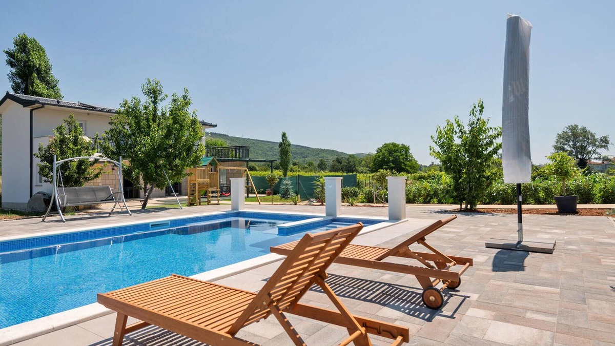 Donji Prolozac House | Lovely home in Donji Prolozac with WiFi