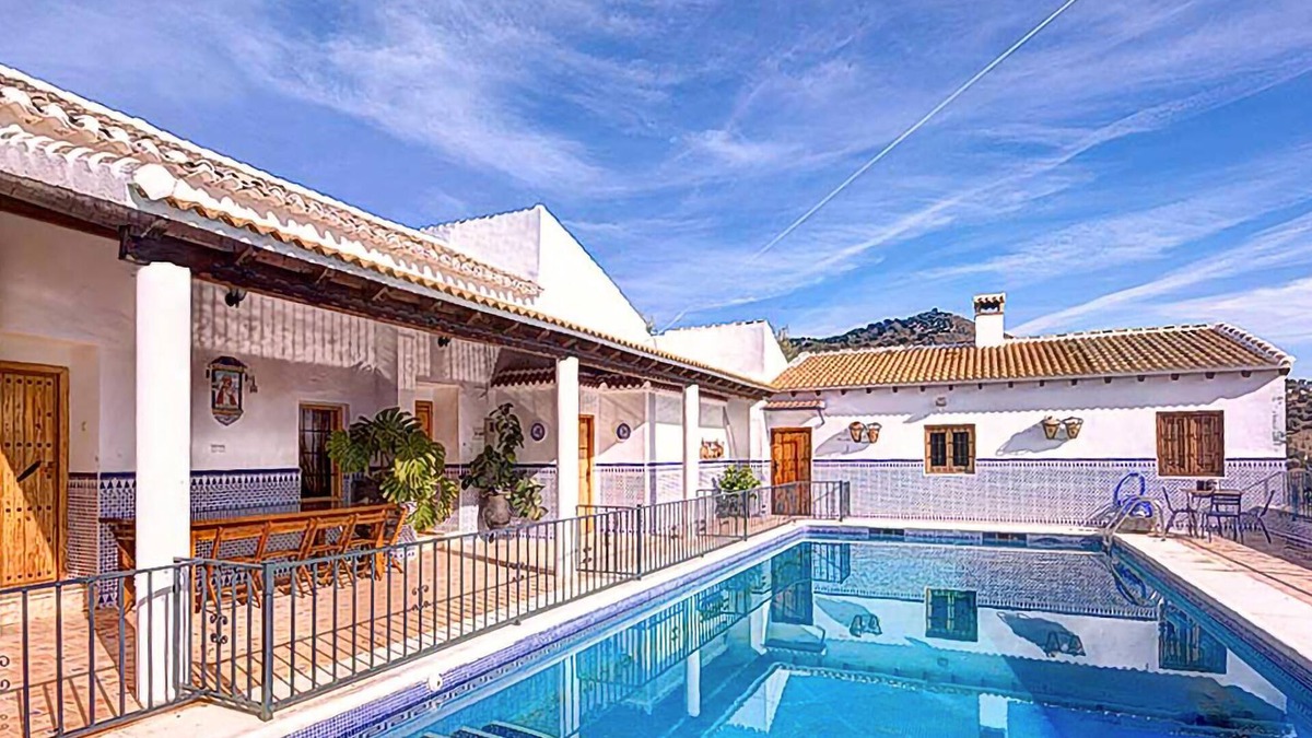 Iznajar House | Lovely home in Iznajar with WiFi