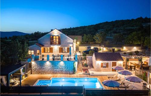 Trilj House | Lovely Home In Lovrec With Kitchen