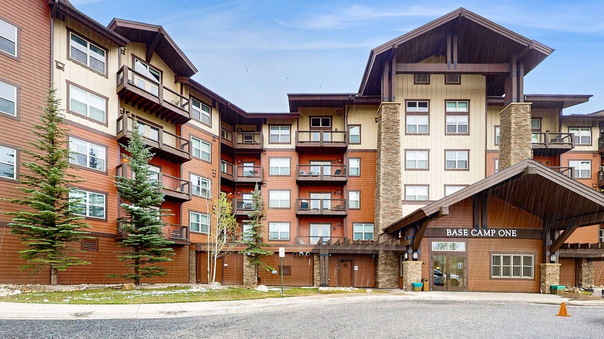 Silvercreek Condo | Lovely home in ski-in/ski-out complex with washer & dryer + shared pool/hot tub