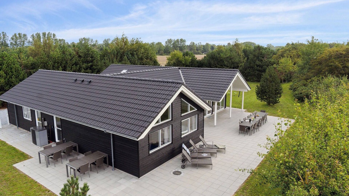 Bøtø By House | Lovely home in Væggerløse with sauna