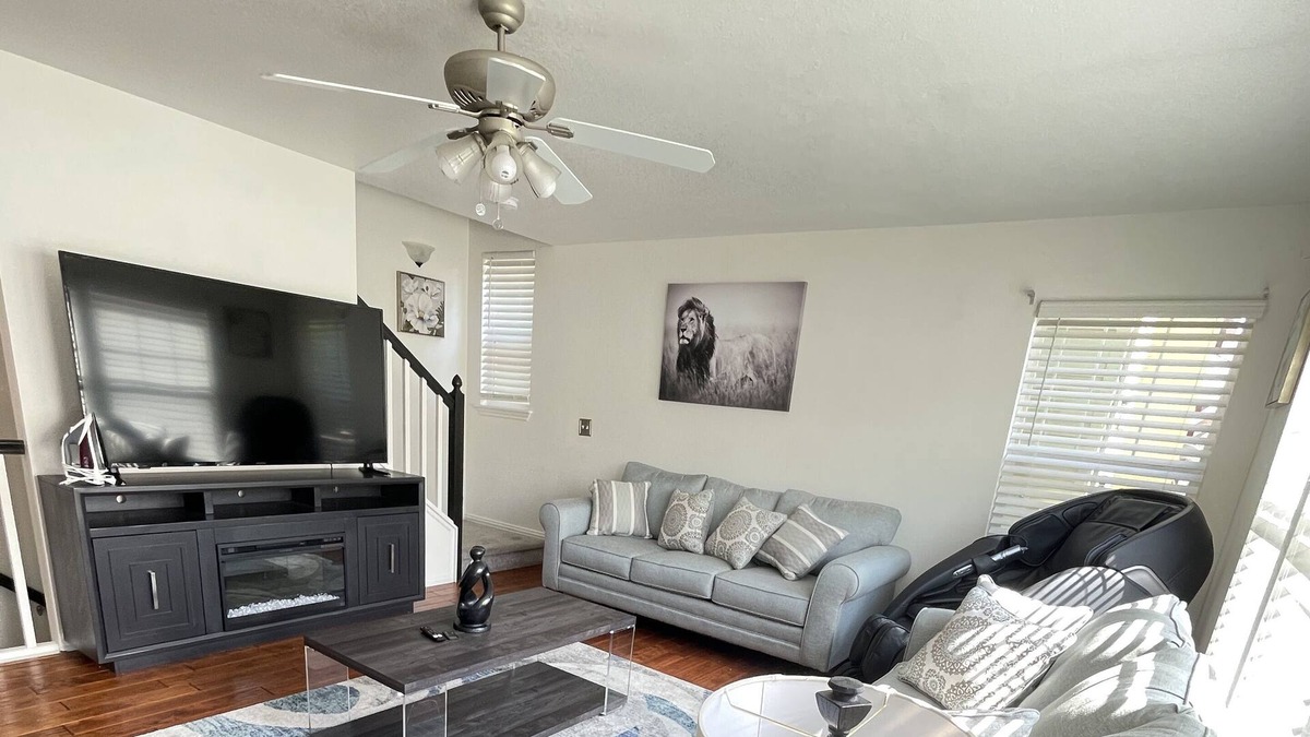 Henderson House | *Lovely Home* w/ Welcoming Kitchen | Message Chair