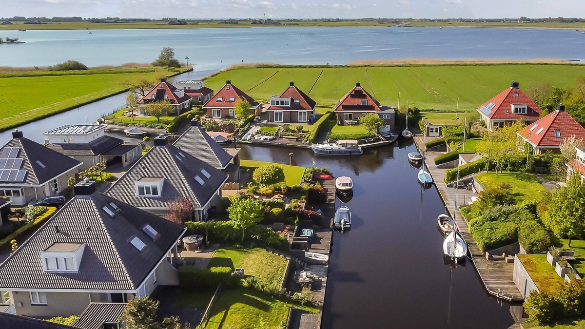Hemelum House | Lovely house by the water. Perfect for those enjoying water sports, cycling etc.