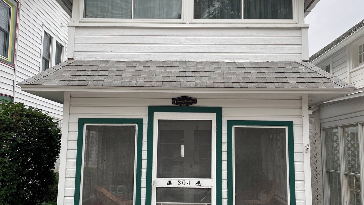 Lakeside Cottage | Lovely in-town Lakeside cottage with WiFi, 3 bedrooms for a relaxing getaway