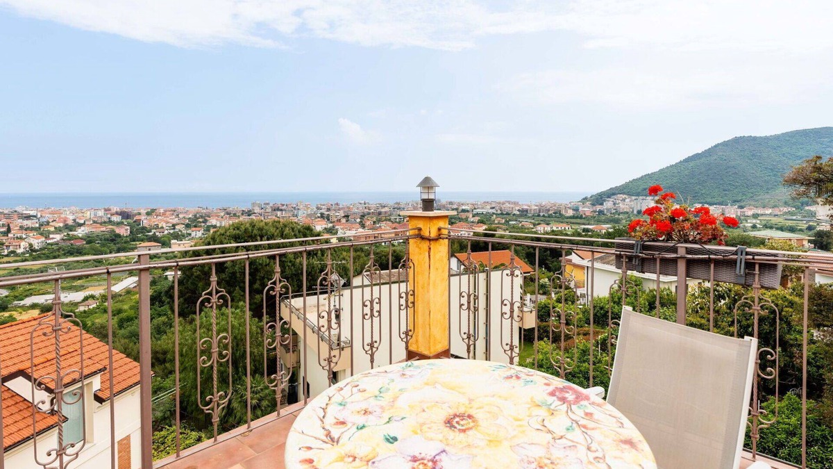 Borghetto Santo Spirito Villa | Lovely apartment in villa for 5 people with pool, WIFI, A/C, balcony and pets allowed