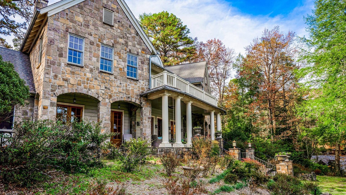 Lakemont House | Lovely lakefront estate with boathouse, pickleball, firepit, & stunning view