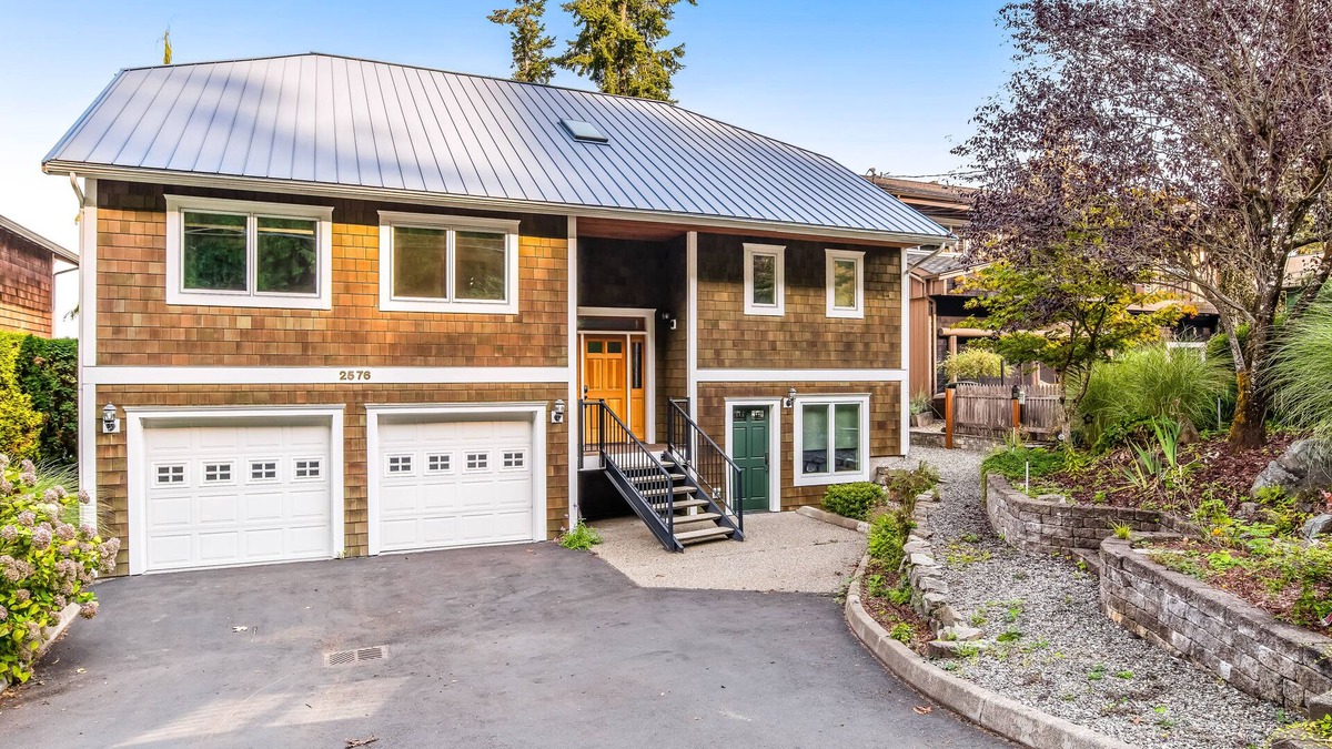 Sudden Valley House | Lovely lakefront home with fireplace, dock, full kitchen, & washer/dryer