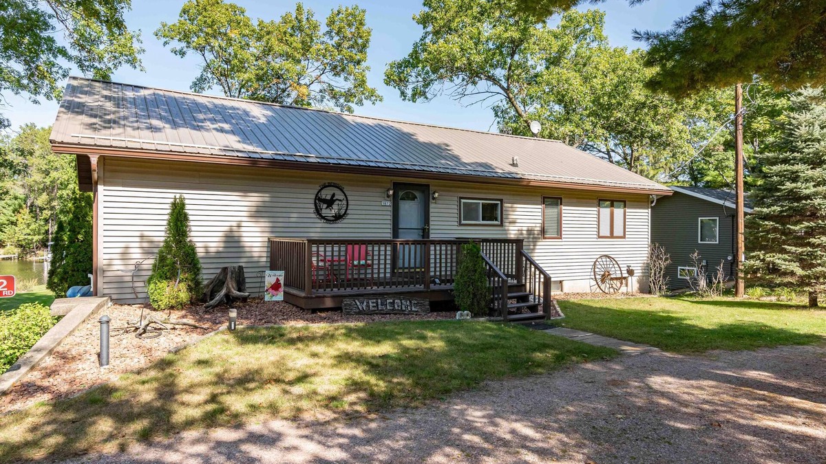 Friendship Cabin | LOVELY LAKEFRONT HOME ON THE EASTERN SIDE OF CASTLE ROCK LAKE