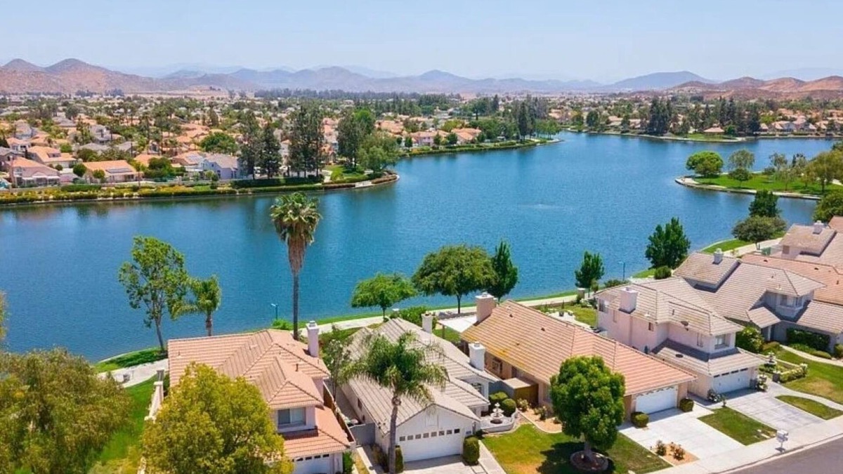 Menifee House | Lovely Lakehouse with Indoor Spa Tub Suite and Stunning Views