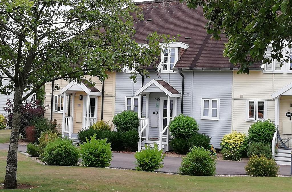 South Cerney House | Lovely Lakeside lodge for families and friends
