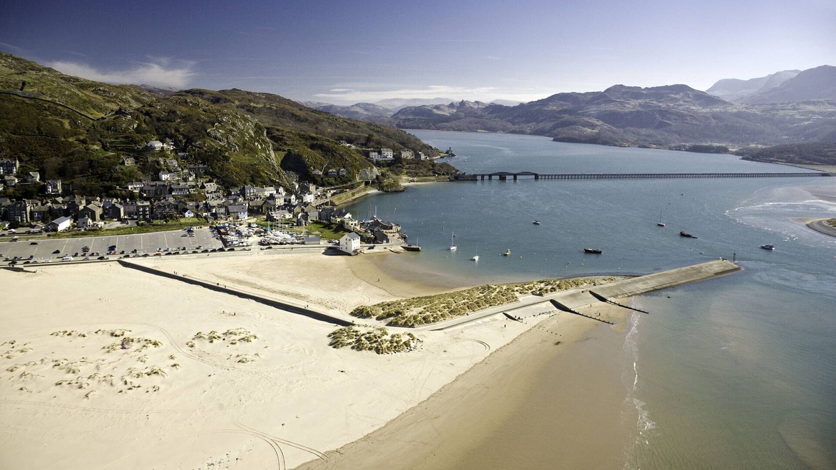 Barmouth Cottage | Lovely Large Home 10 Minute Walk to Barmouth Beach