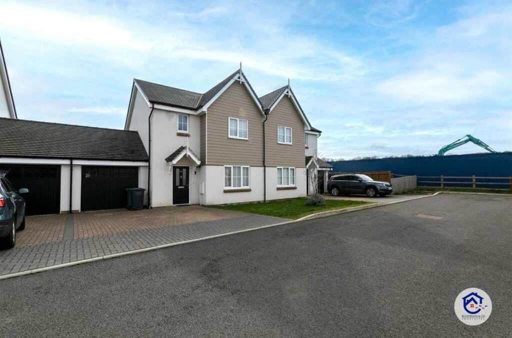 Waltham Cross House | Lovely manor grove home