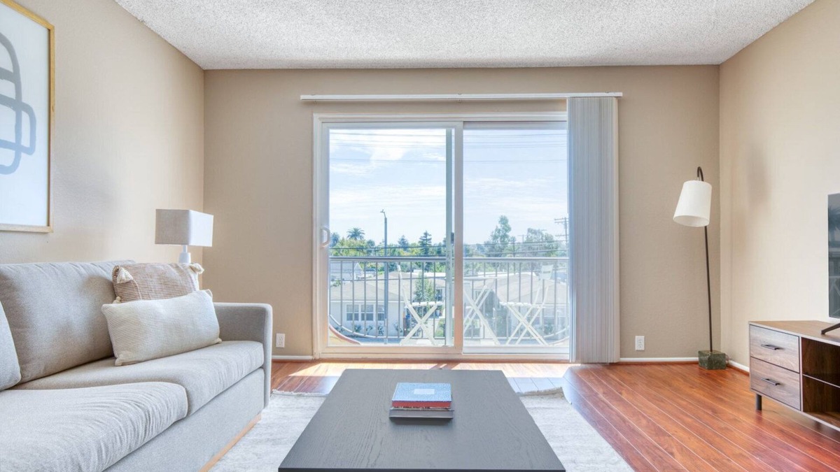 Mar Vista Apartment | Lovely Mar Vista 1BR w/Courtyard & BBQ, near shops, by Blueground