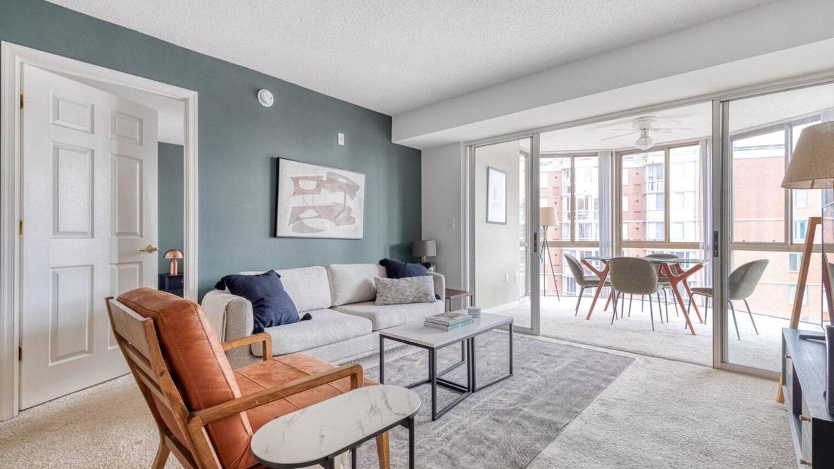 Chinatown Apartment | Lovely Mount Vernon 2BR w/Gym + W/D + Rooftop near metro, by Blueground
