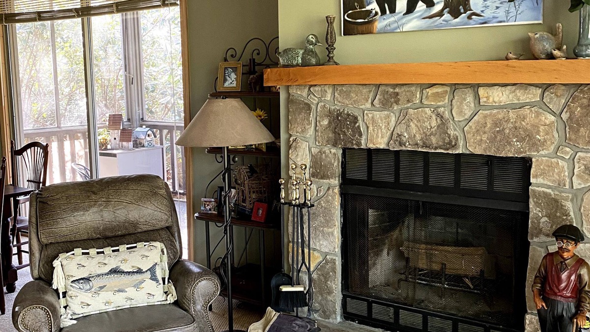 Highlands Falls Condo | Lovely mountain condo located only 1.3 miles from downtown Highlands