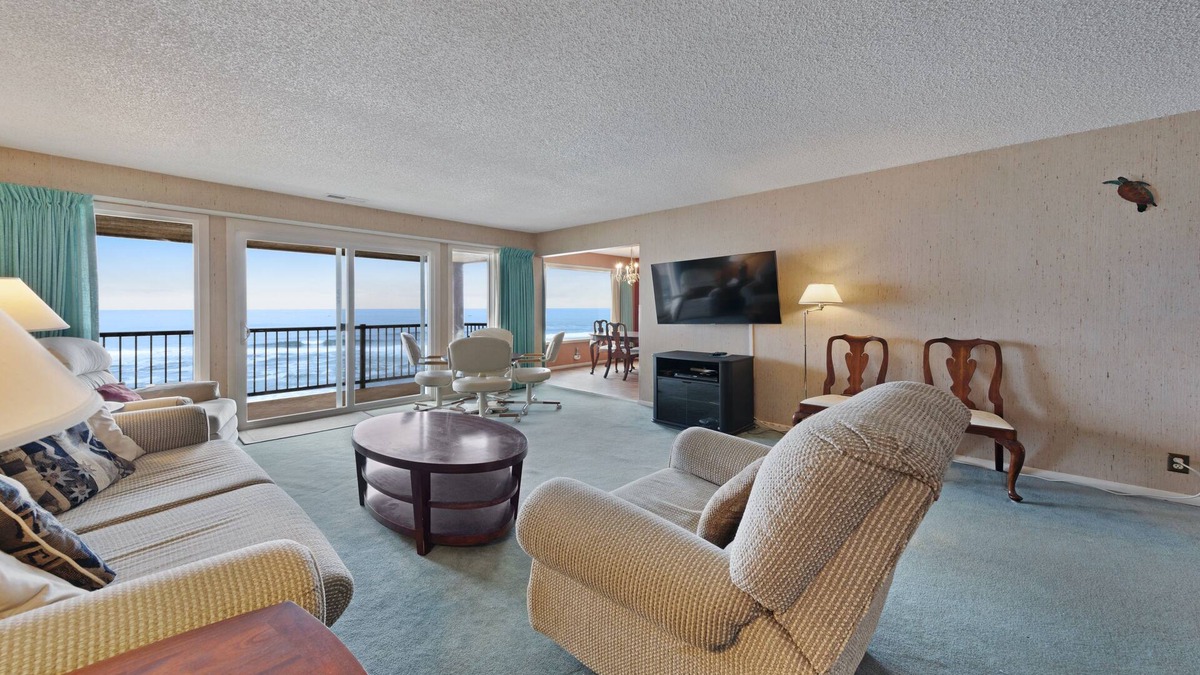 Lincoln Beach Condo | Lovely oceanfront condo with sweeping water views, & balcony