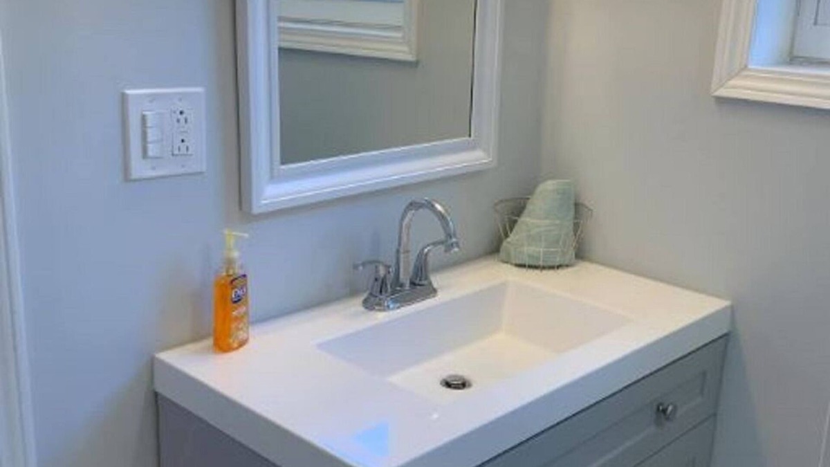 East Point Apartment | Lovely One Bedroom Apt 5 Minutes From Airport
