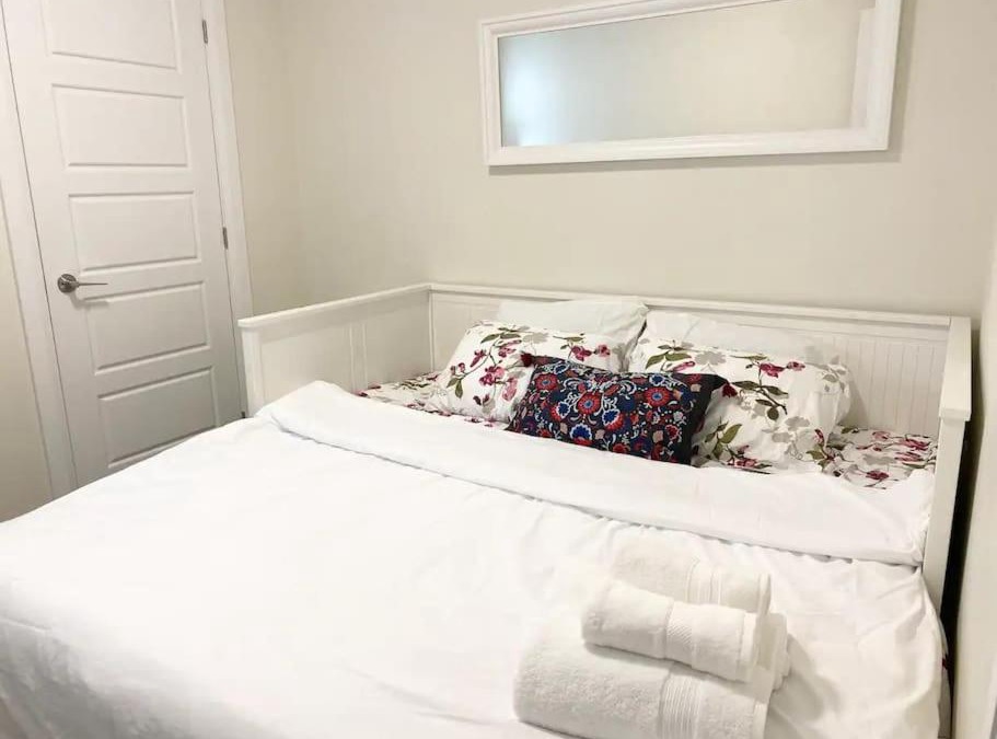 Pickering House | Lovely Private Bedroom Next to Beach and GoStation