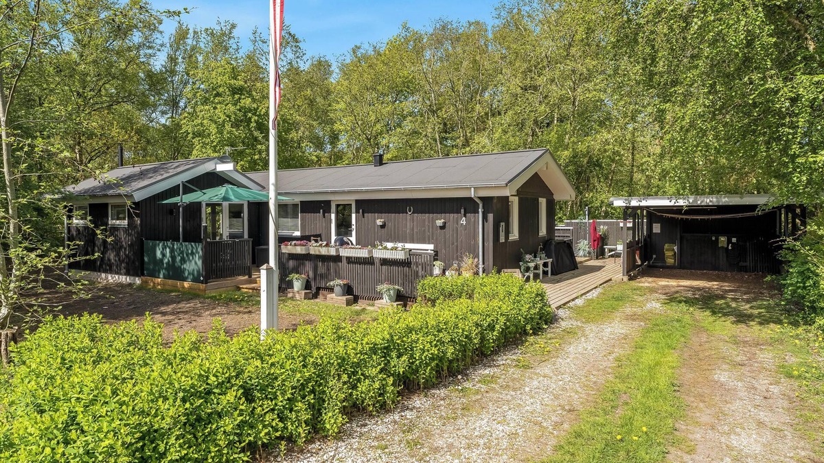 Amtoft House | Lovely renovated holiday home with a wilderness bath and fenced grounds.