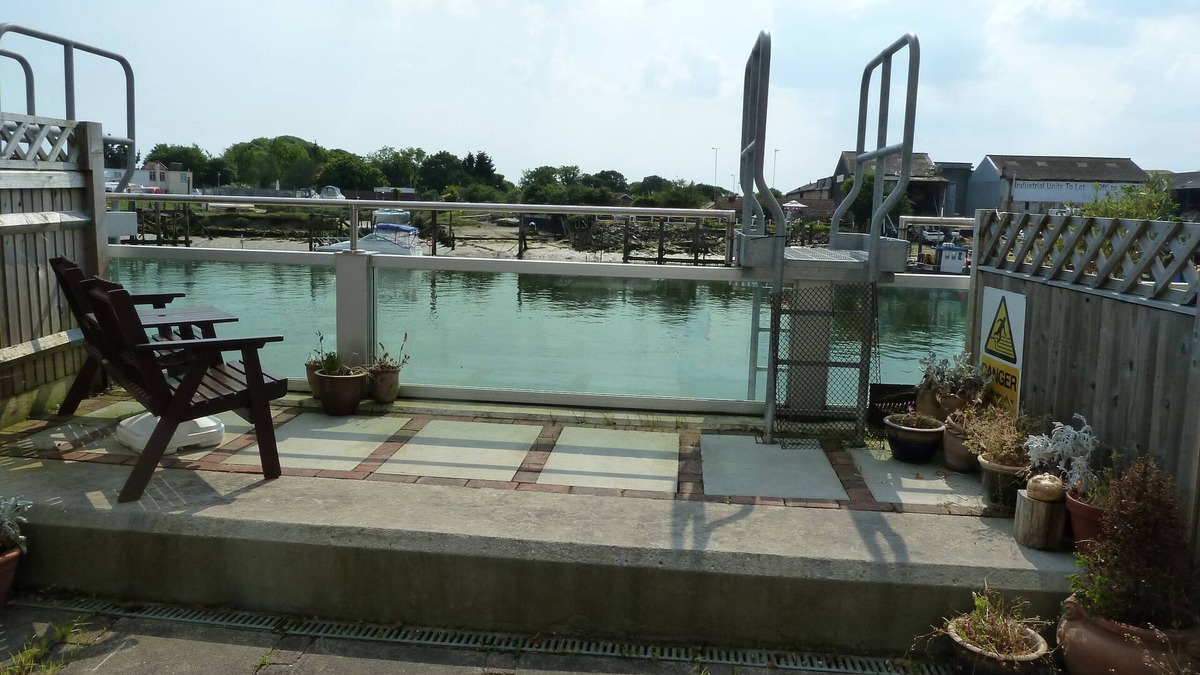 Littlehampton House | Lovely riverside home nFree parkingntrain station, shops, restaurants nearby