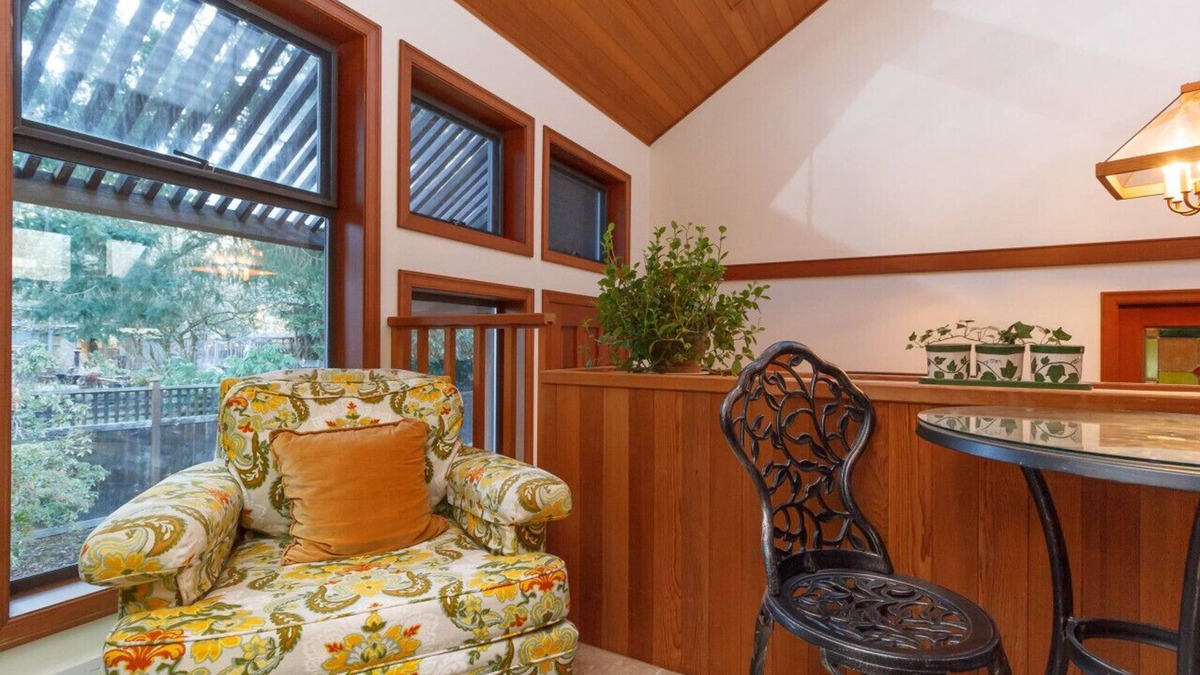 North Saanich House | Lovely Room with Romatic Fireplace 5 Minutes from Victoria International Airport