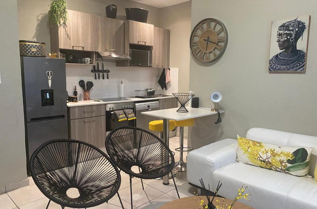 Greater Johannesburg Metropolitan Area Apartment | Lovely Rosebank 1-bedroom condo with pool & cinema