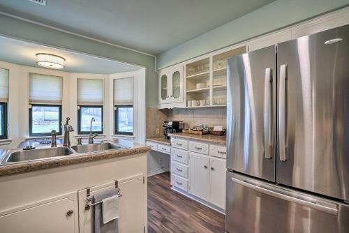 Vance Jackson House | Lovely San Antonio Home about 13 Mi to Downtown!