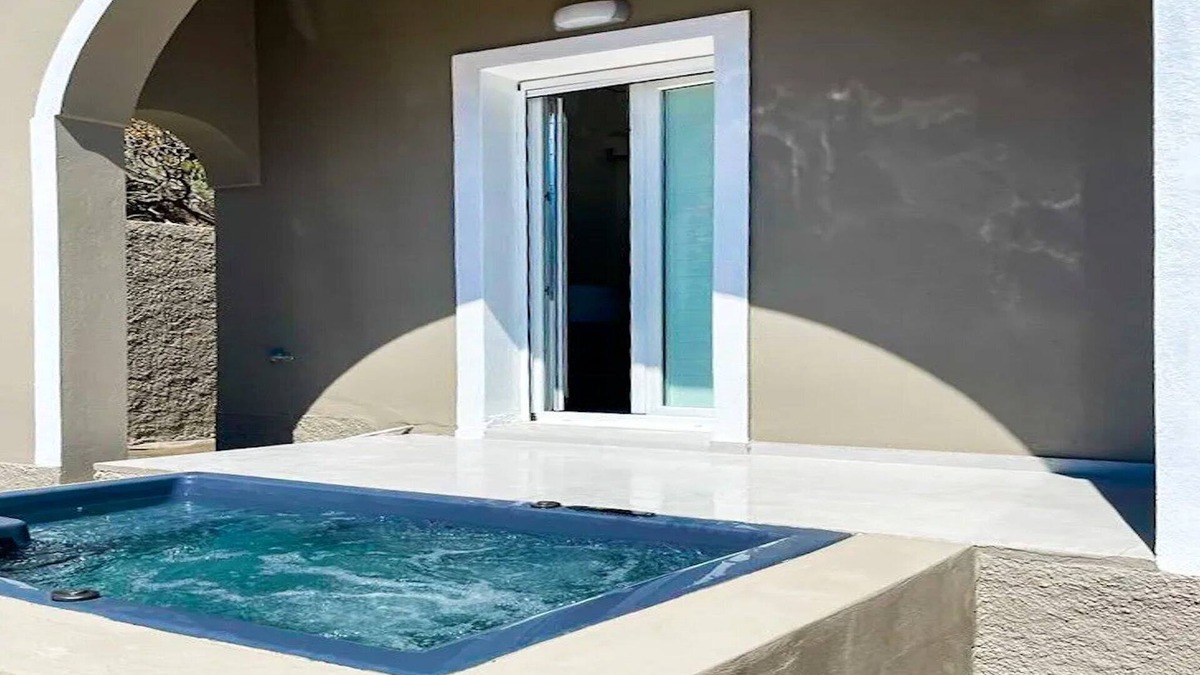Exo Gonia Villa | Lovely Santorini Villa | Altura Residence | 1 Bedroom | Outdoor Hot tub &.