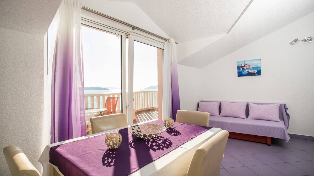 Seget Donji Apartment | Lovely ❤ sea view apt for 2+2, on the beach, Seget