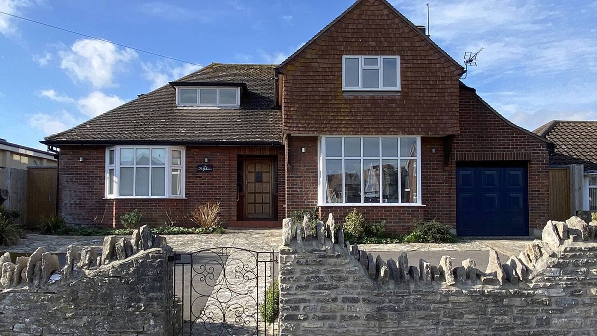 Swanage Ski Chalet | Lovely seaside chalet with just a 2 minute walk to the beach!
