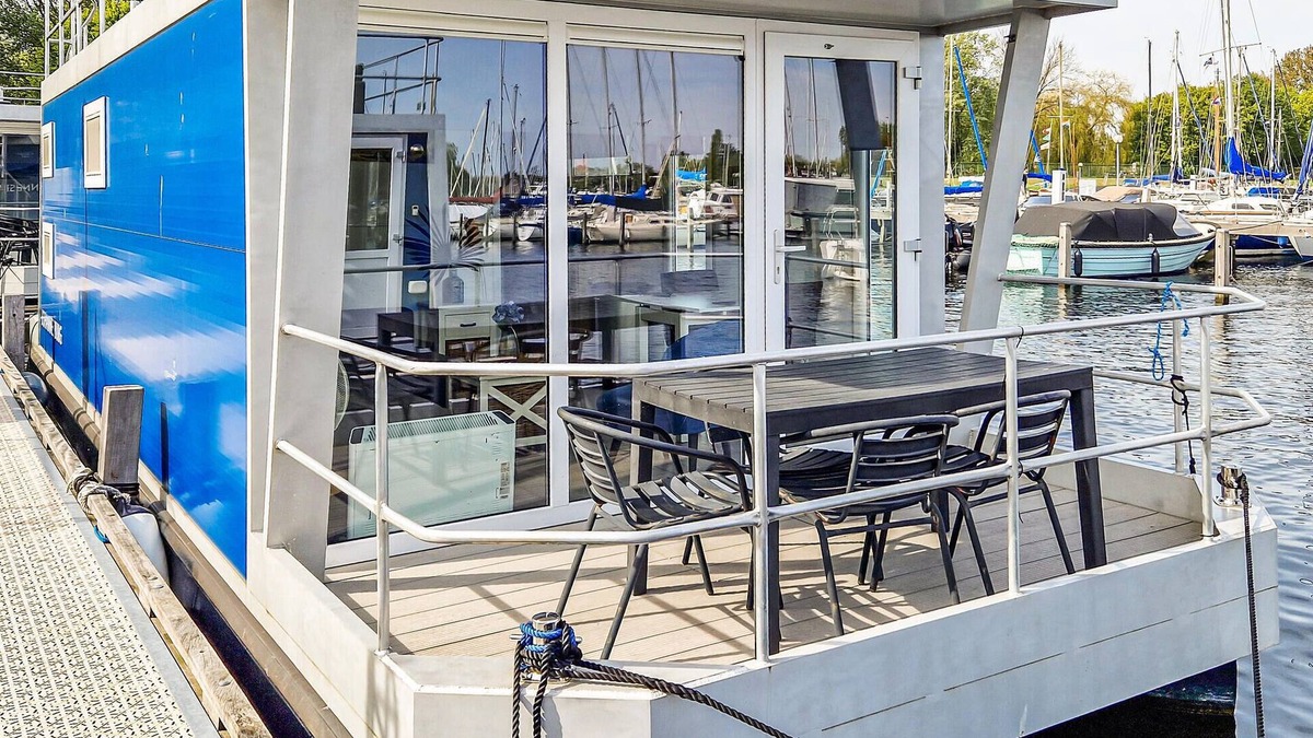 Naarderbos Boat Rental | Lovely ship in Naarden with lake view
