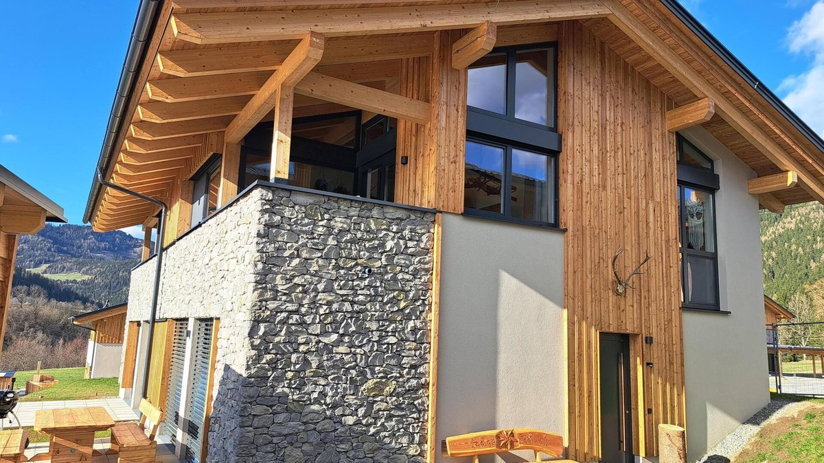 Sankt Lambrecht House | Lovely ski in-ski out lodge with a carport