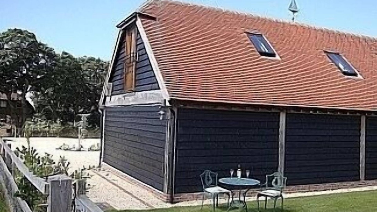 Sidlesham Apartment | Lovely studio apartment in grounds of beautiful renovated barn near Chichester.