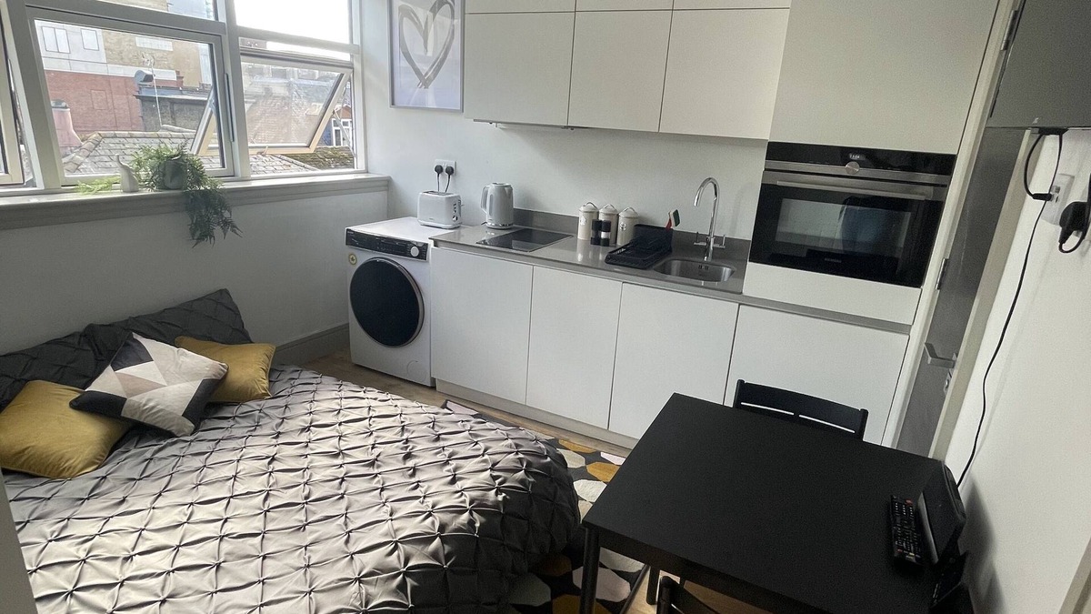 Broad Green Apartment | Lovely studio flat for rental in Greater London