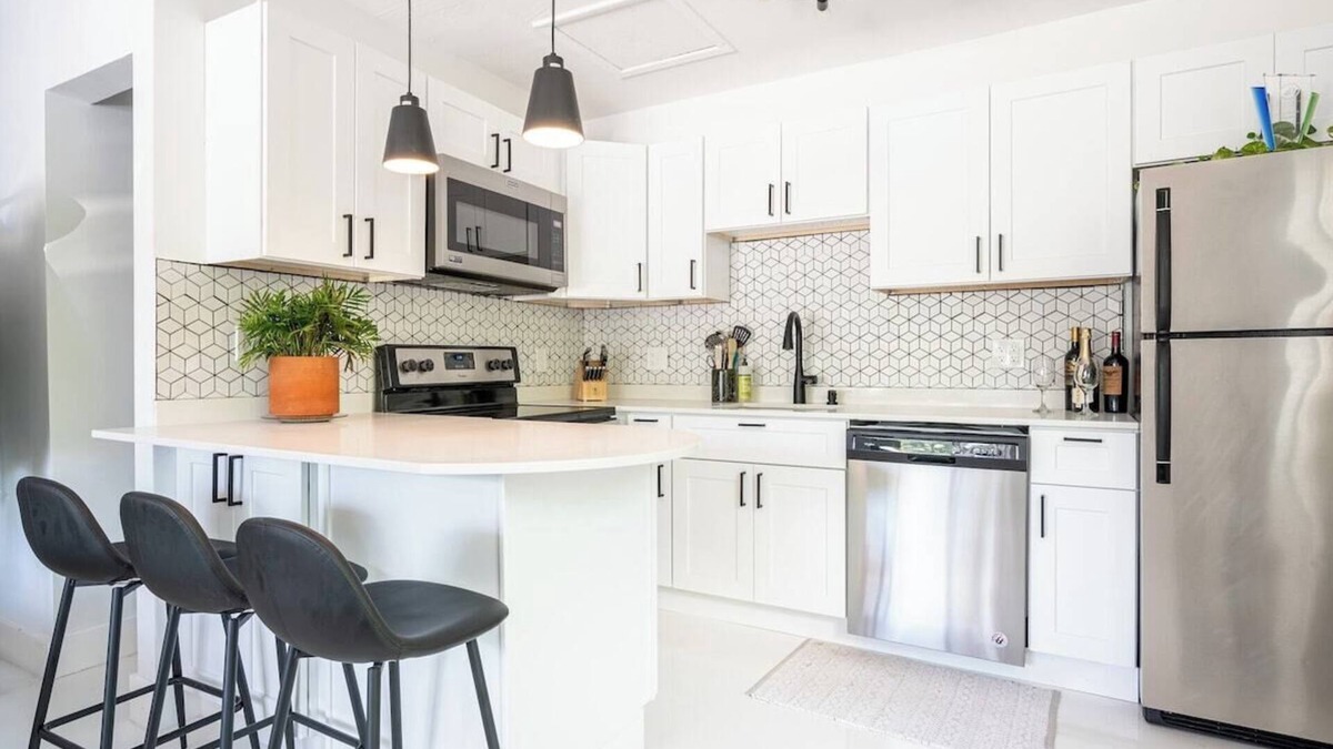 Coral Ridge Isles Apartment | Lovely Studio Suite - Heated Pool - 10 mins Beach
