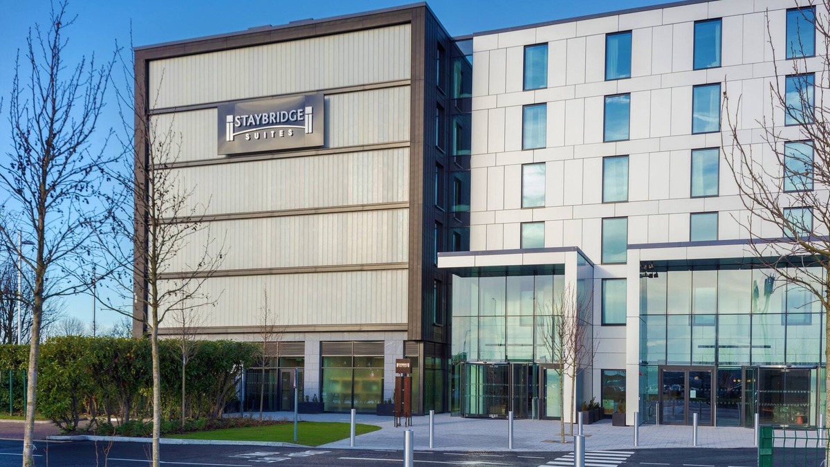 Heathrow Villages Apartment | Lovely Suite 5 Mins from Heathrow Airport | Business Centre On-Site + Free Wi-Fi