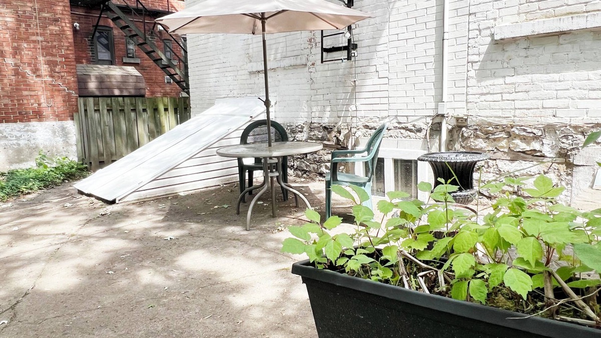 Plateau Mont Royal Apartment | Lovely sunny vintage studio in the heart of Montreal's Plateau-Mont-Royal district