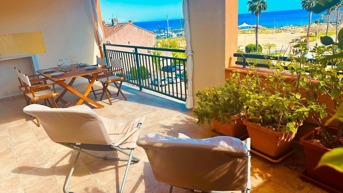 Solenzara Apartment | Lovely T2 apartment in residence with swimming pool and sea view. Free parking.