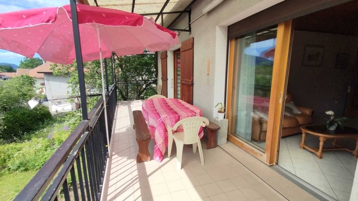 Larringes Apartment | Lovely T4 apartment in village house with mountain views, close to shops.
