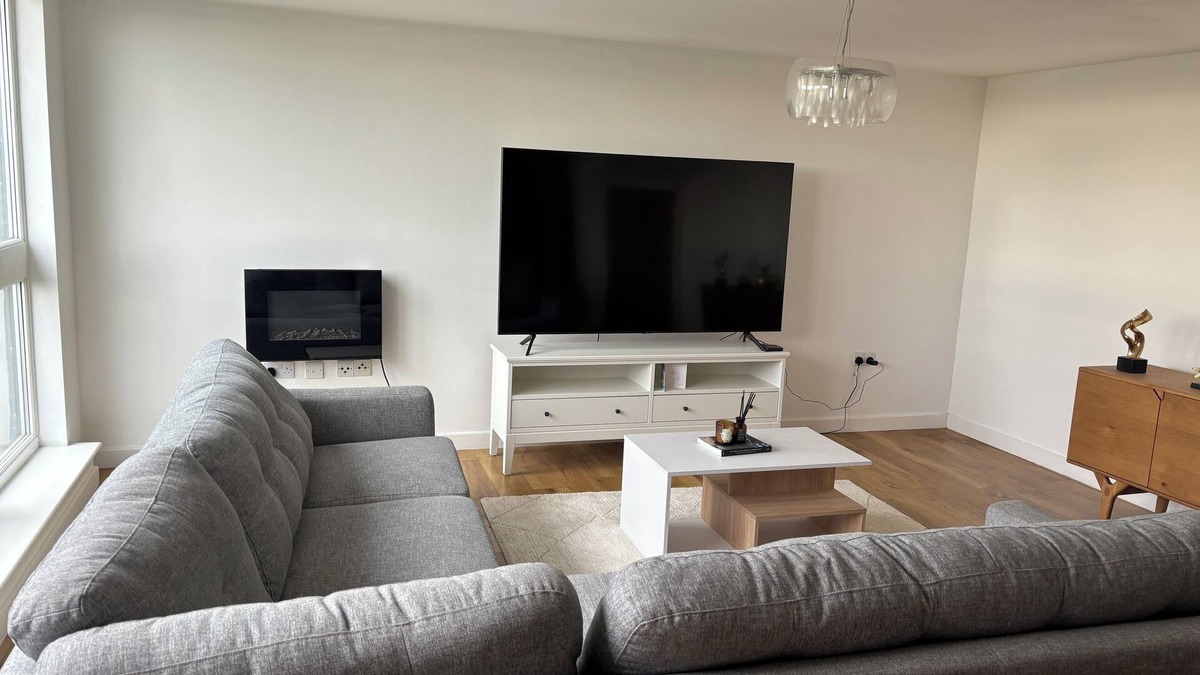 Hillingdon Apartment | Lovely three bedroom apartment located in a private development.