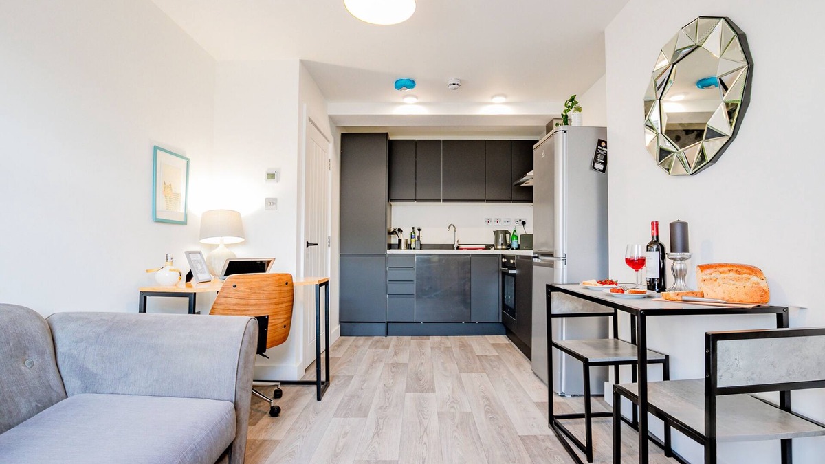 Caterham Apartment | Lovely Two Bed Flat in Caterham